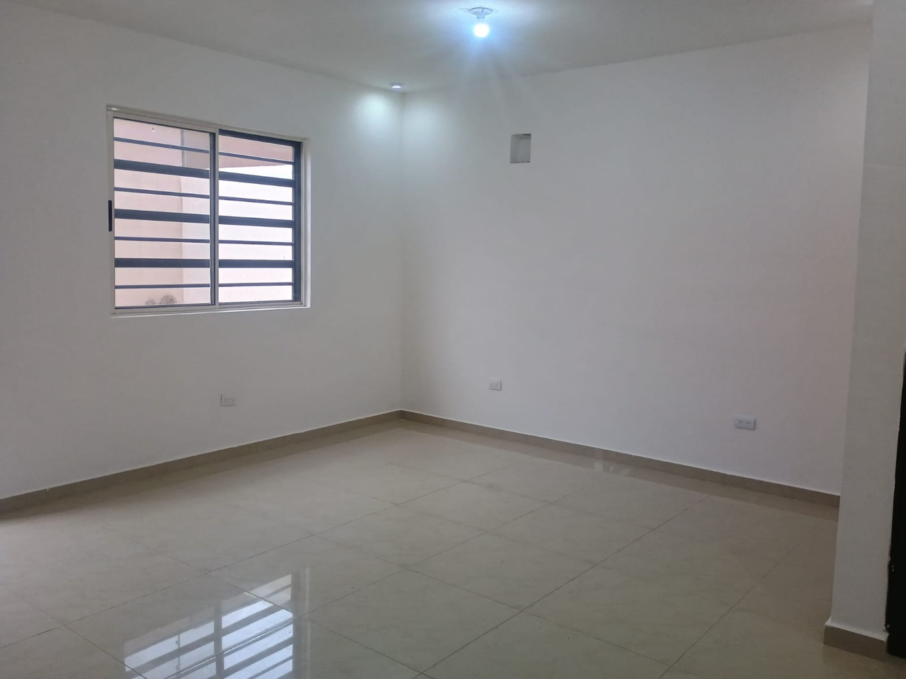 Casa en Venta en Valterra Residencial Sector Ámbar, Apodaca | 3 Plantas, 3 Recámaras – Foto 3 Casa en Venta en Valterra Residencial Sector Ámbar, Apodaca | 3 Plantas, 3 Recámaras
