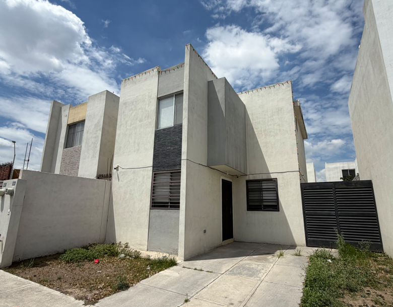 Casa en Venta en Fraccionamiento Santa María, García | 2 Plantas con Cocina Integral