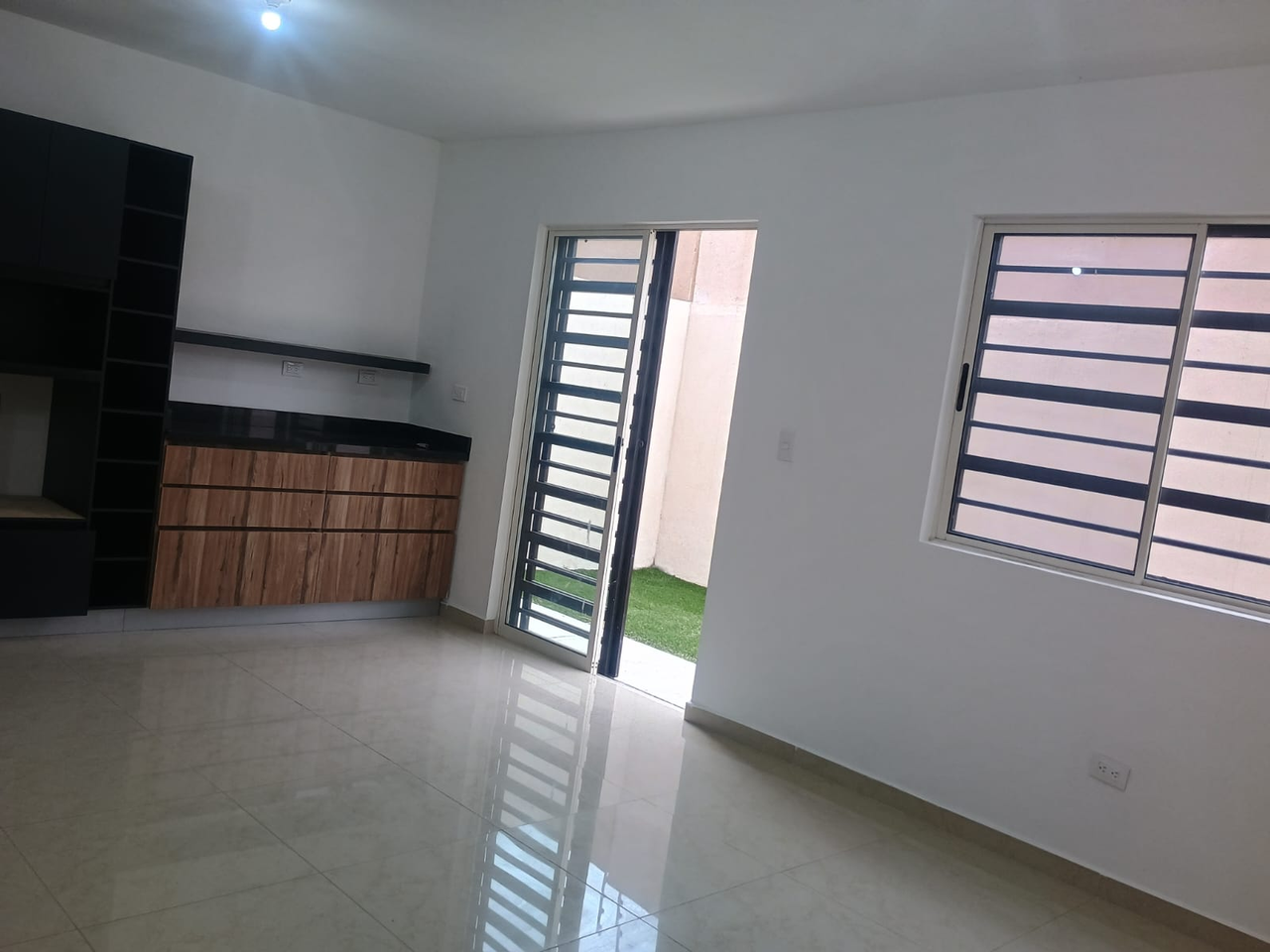 Casa en Venta en Valterra Residencial Sector Ámbar, Apodaca | 3 Plantas, 3 Recámaras – Foto 4 Casa en Venta en Valterra Residencial Sector Ámbar, Apodaca | 3 Plantas, 3 Recámaras