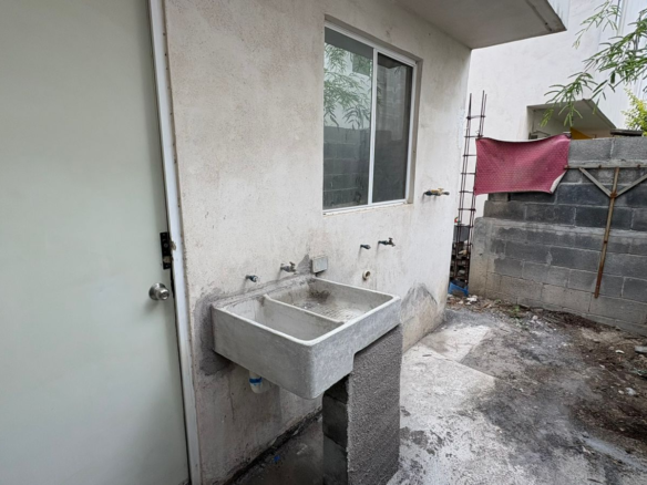 Casa en Venta en Bosques de Castilla, Salinas Victoria | 2 Plantas, 2 Recámaras