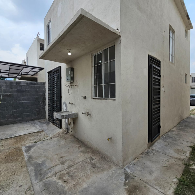 Casa en Venta en Parques Zafiro Azul Real, García | 3 Recámaras, 3 Baños
