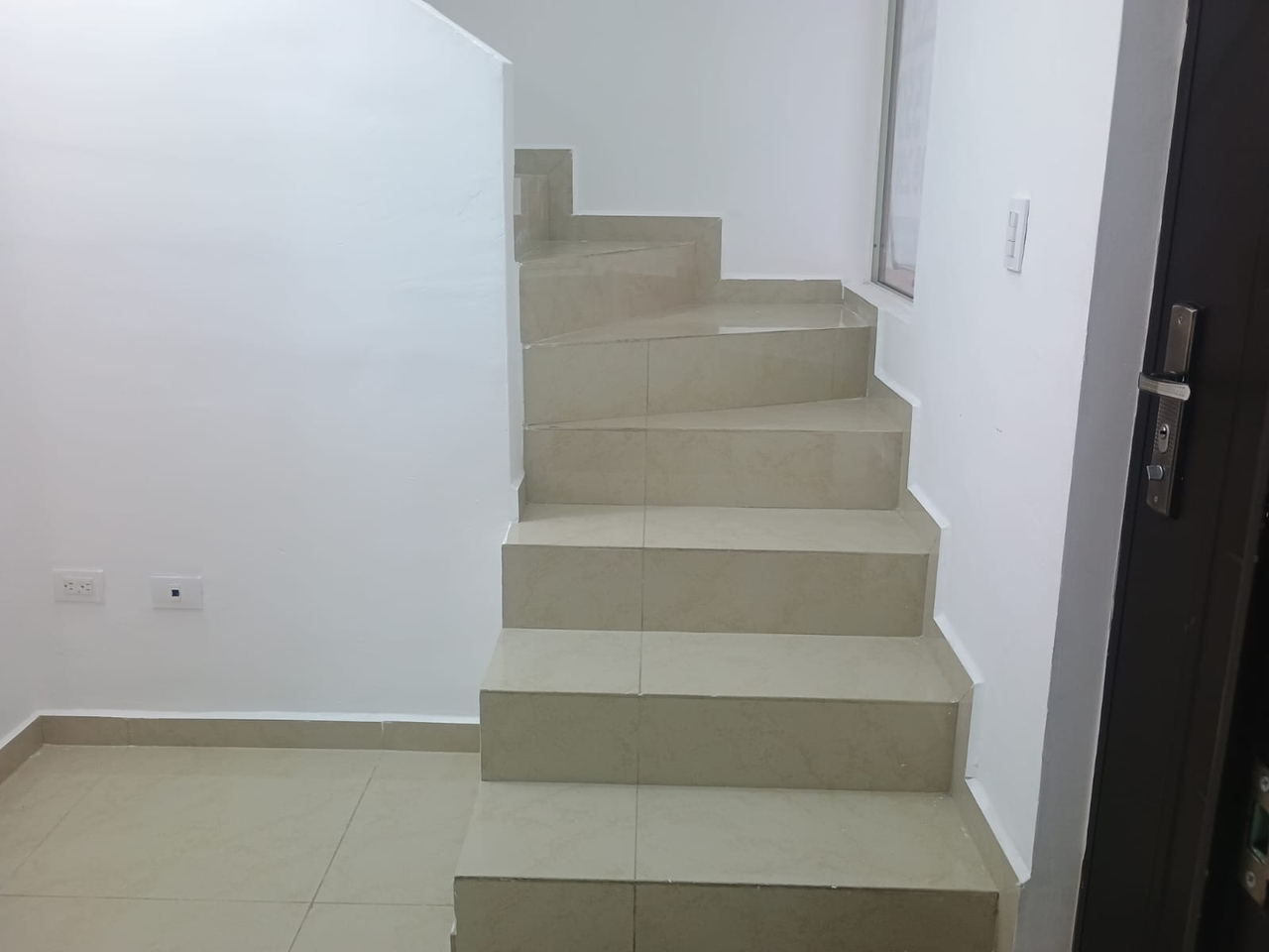 Casa en Venta en Valterra Residencial Sector Ámbar, Apodaca | 3 Plantas, 3 Recámaras – Foto 8 Casa en Venta en Valterra Residencial Sector Ámbar, Apodaca | 3 Plantas, 3 Recámaras